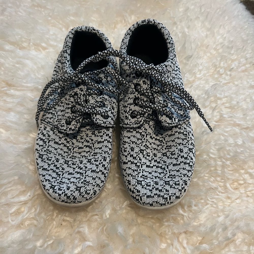 MIA Casual Heathered Gray White Lace-Up Stretch sneaker